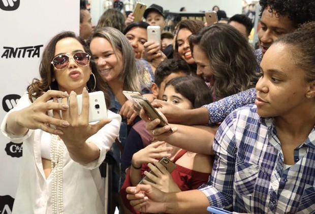 Anitta com fãs em Belo Horizonte (Foto: Edy Fernandes/Brazil News)