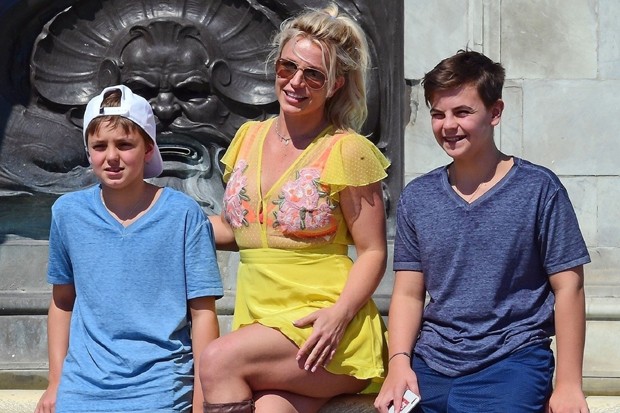 Britney Spears com os filhos (Foto: Backgrid)