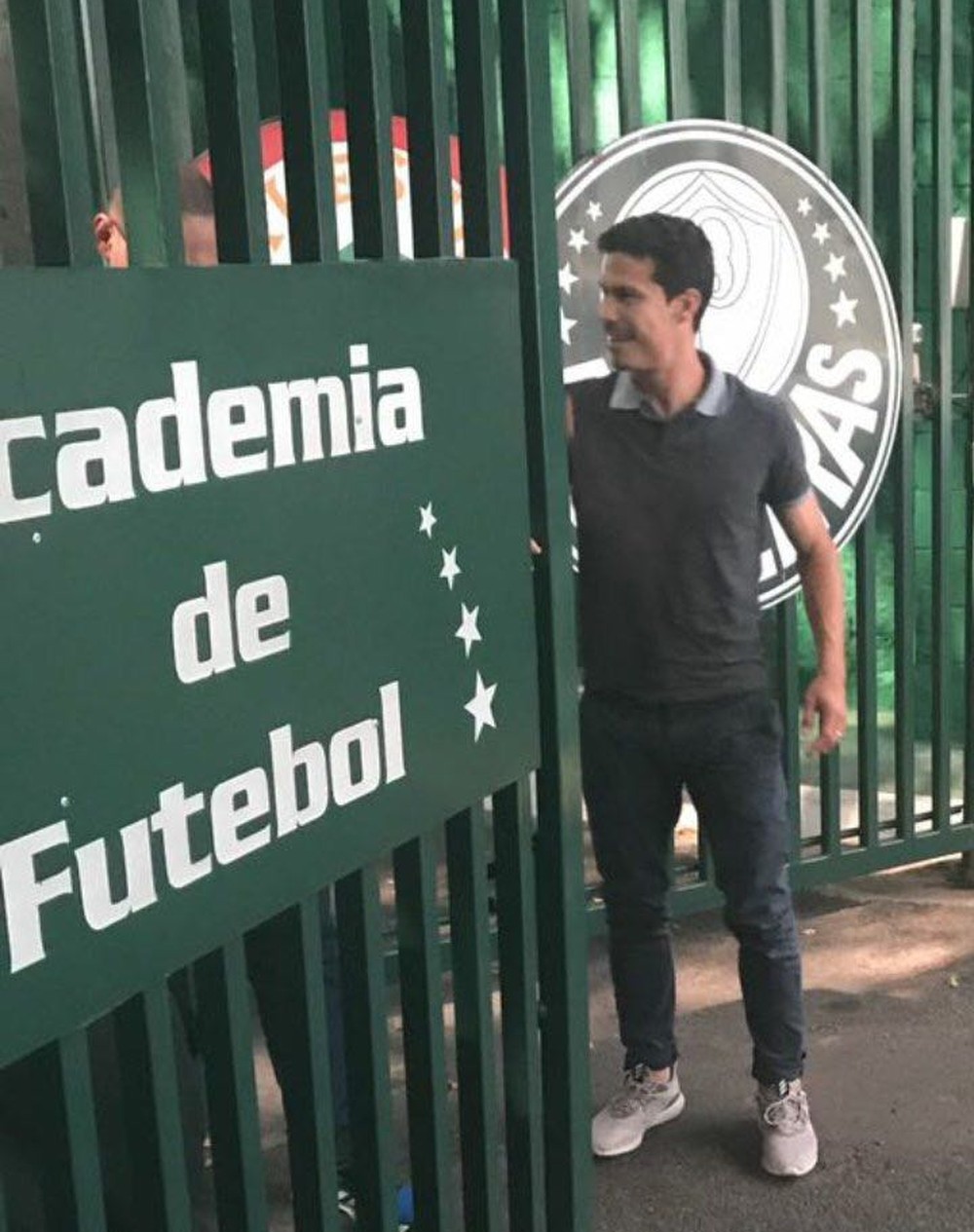Hernanes vai ao CT do Palmeiras e agita torcedores nas redes sociais