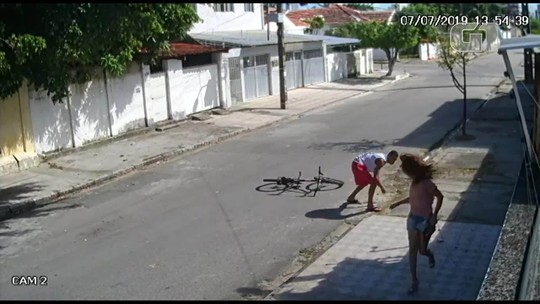 Mulher é empurrada e bate a cabeça em calçada durante assalto no Recife; veja vídeo