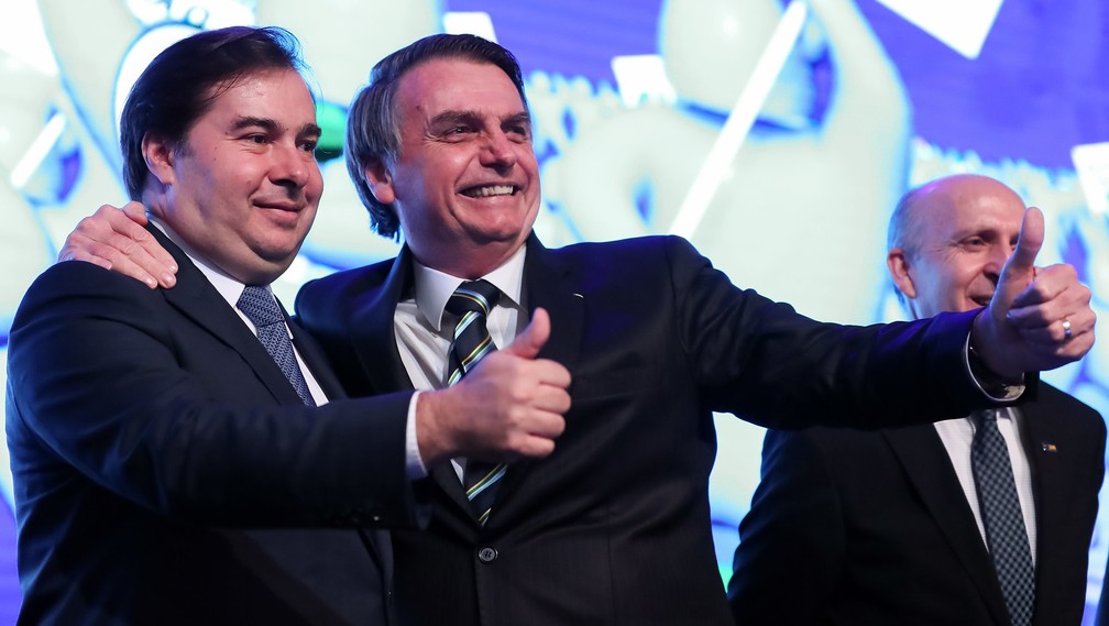 Rodrigo Maia e Bolsonaro posam para fotos abraçados no primeiro evento público que participam juntos após troca de farpas pela imprensa — Foto: Marcos Corrêa/PR