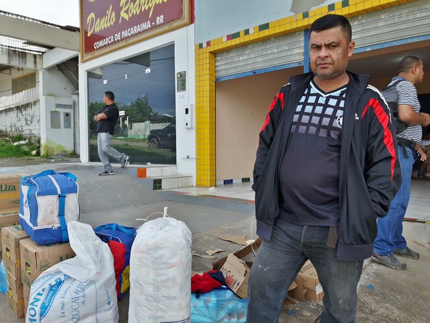 O operário Jossi Guillen, de 53 anos, saiu de Sán Felix, no Sul da Venezuela, e viajou por 10h para comprar comida e alimentar os cinco filhos em Pacaraima (Foto: Emily Costa/ G1 RR)