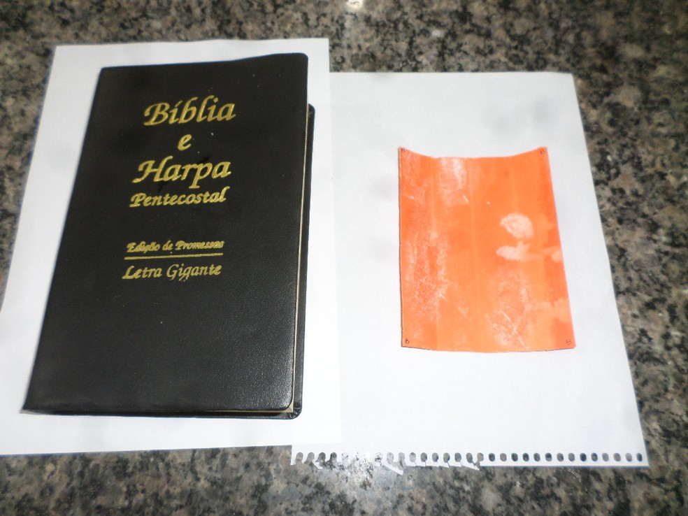 Agentes penitenciários encontraram papeis com a droga sintética K4 escondidos dentro de exemplares da Bíblia enviados a presos em Pacaembu (SP) — Foto: SAP