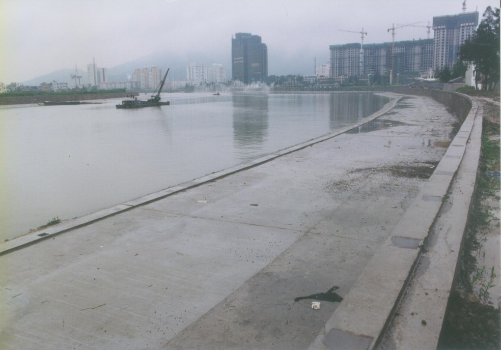 O Rio Yongningantes da construção de um parque alagável na cidade chinesa de Taizhou... — Foto: Turenscape/Divulgação