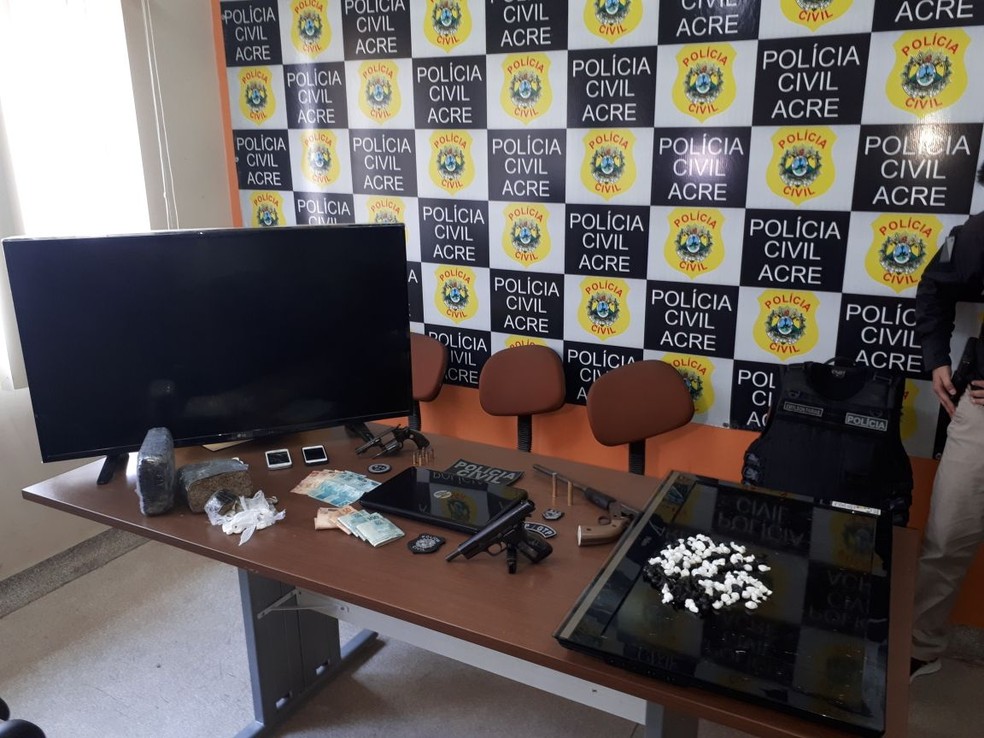 Foram apreendidos várias armas na ação (Foto: Adelcimar Carvalho/G1)