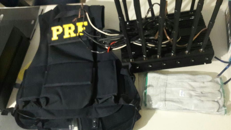 Equipamento utilizado para bloquear sinais foi apreendido pela PRF (Foto: PRF/Divulgação)