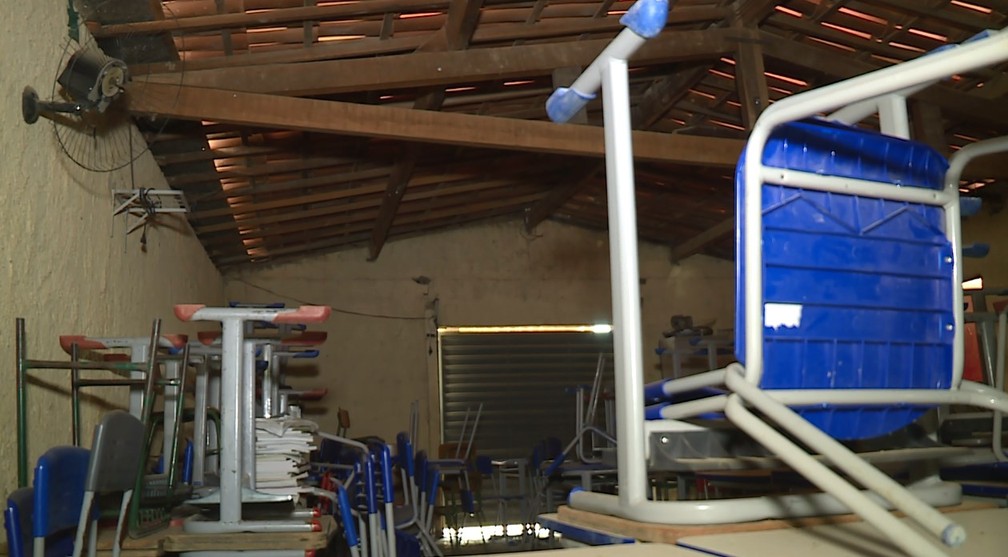 Os pais dos alunos contam que só aceitaram o espaço provisório porque não tiveram alternativa. — Foto: Reprodução/TV Grande Rio 
