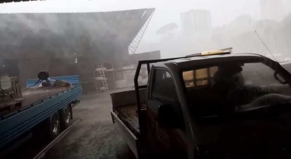 Chuva forte destelhou depósito de loja de materiais de construção, em Itapetininga (SP) — Foto: Arquivo Pessoal