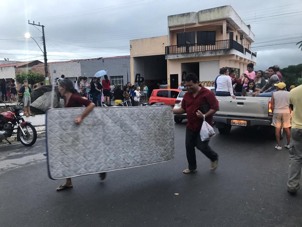 Moradores de Coronel João Sá na sexta-feira, após Corpo de Bombeiros determinar evacuação da cidade por risco de novos rompimentos em barragens. — Foto: Alan Tiago Alves/G1