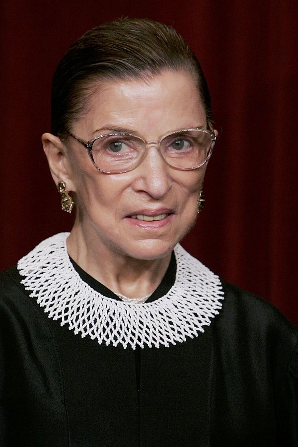 WASHINGTON - MARCH 03: U.S. Supreme Court Justice Ruth Bader Ginsburg smiles during a photo session with photographers at the U.S. Supreme Court March 3, 2006 in Washington DC.  (Photo by Mark Wilson/Getty Images) (Foto: Getty Images)