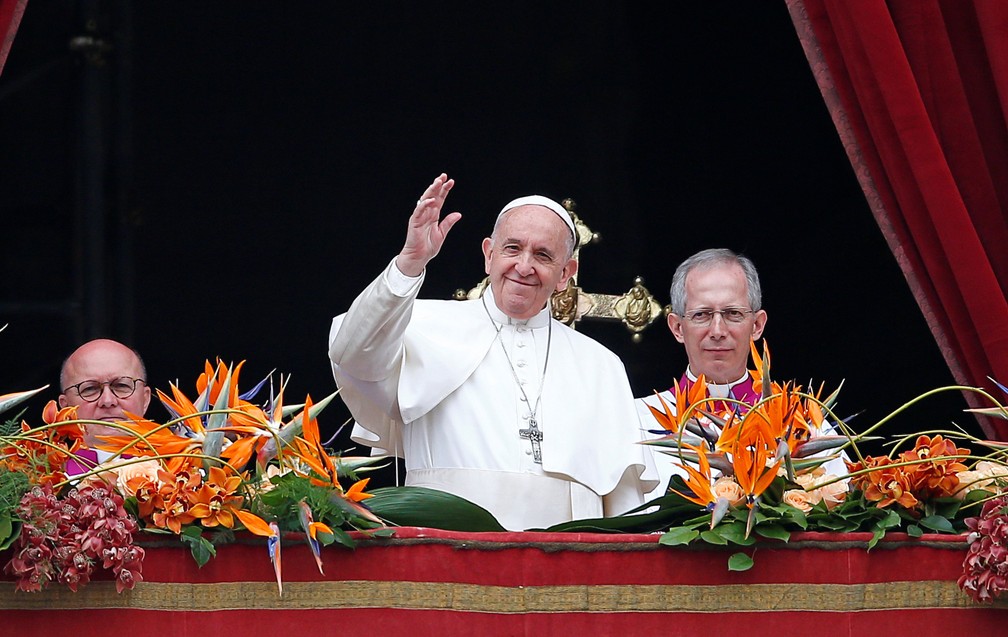 Papa Francisco saúda os fiéis depois de ler sua mensagem "Urbi et Orbi" ("Para a cidade e o mundo") da varanda que dá para a Praça de São Pedro, no Vaticano, neste domingo de Páscoa — Foto: Yara Nardi/Reuters