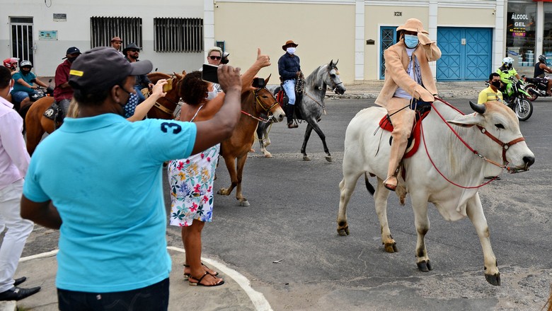 Prefeito de Jacobina, Tiago Dias (PC do B) tomou posse vestido de vaqueiro (Foto: Alex Félix/Divulgação)