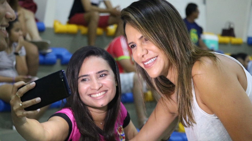 Ex-jogadora da Seleção, Virna é tietada em evento no Piauí — Foto: Josiel Martins