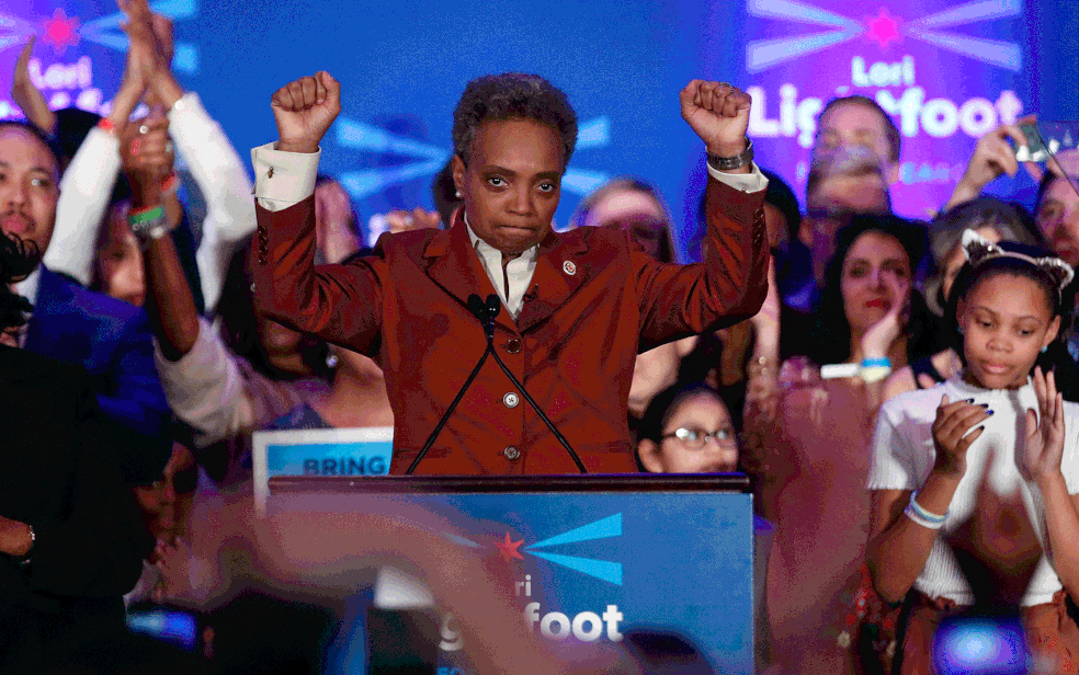 A prefeita eleita de Chicago, Lori Lightfoot, durante discurso da vitória — Foto: Kamil Krzaczynski / AFP Photo