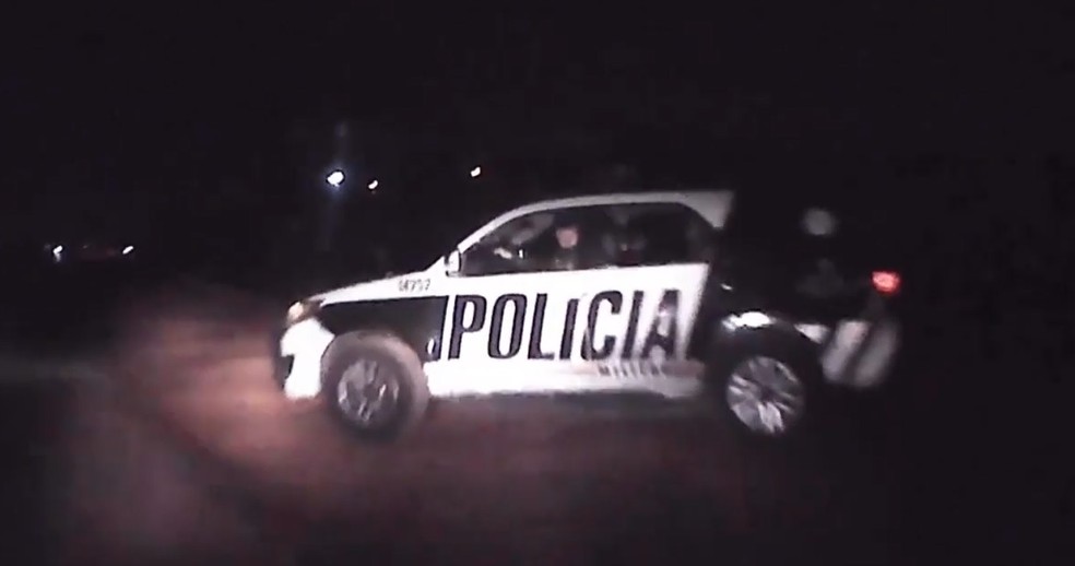 Motorista mantido refém bate de propósito em carro da polícia para chamar atenção de agentes — Foto: TV Verdes Mares/Reprodução