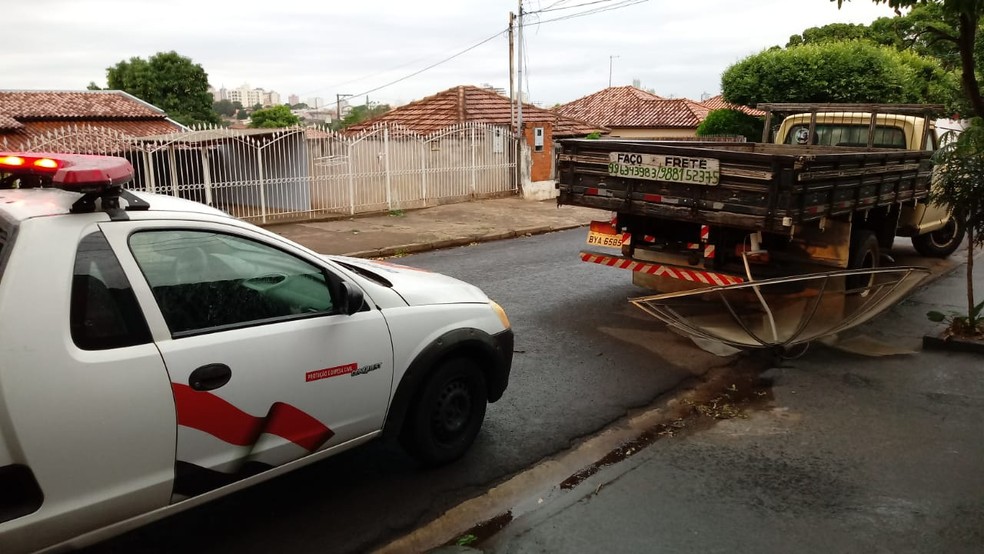 Vento forte derrubou antena de residência em Presidente Prudente — Foto: Defesa Civil