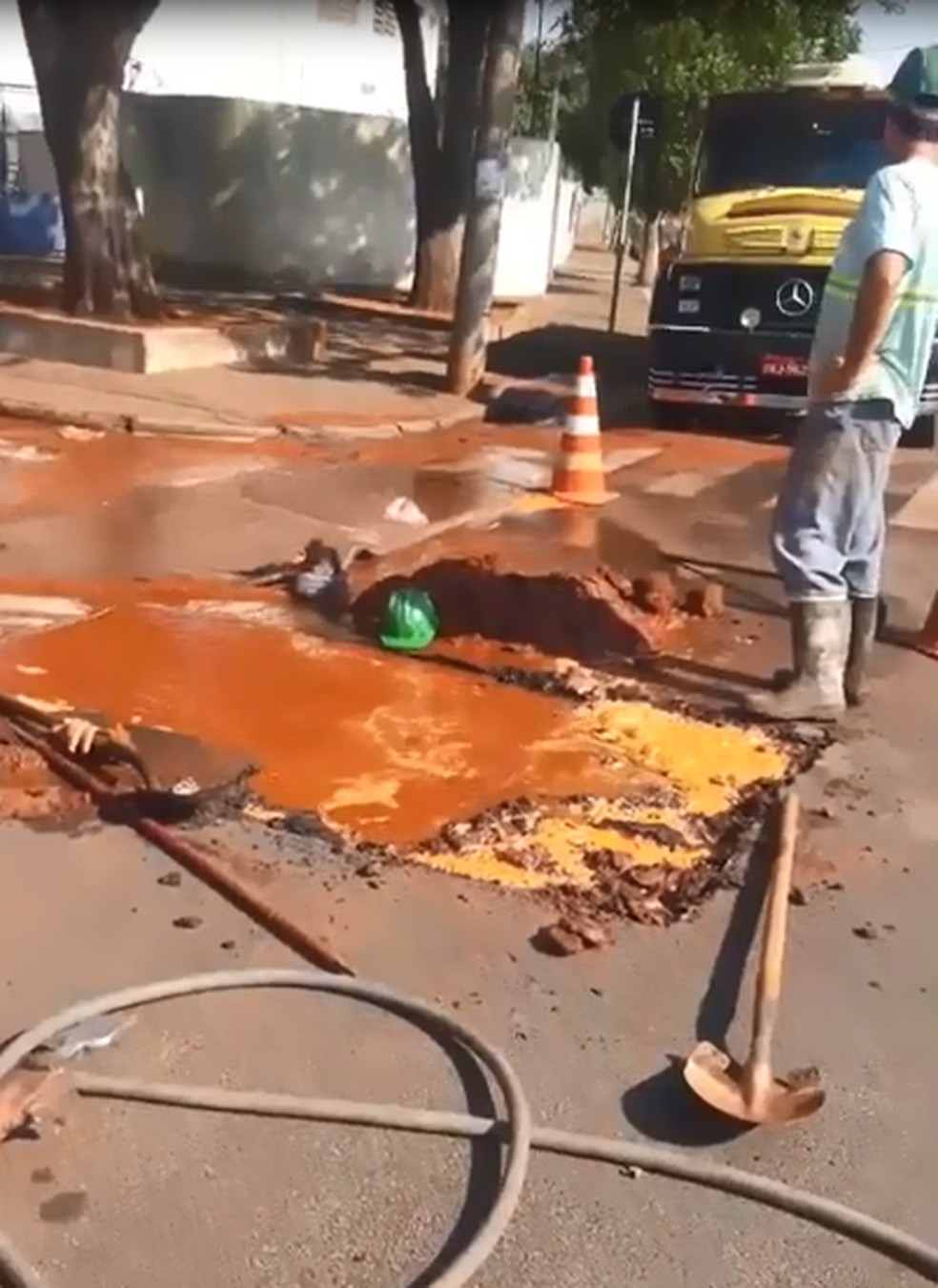 Momento em que o trabalhador mergulha e fica completamente submerso dentro da vala — Foto: Arquivo pessoal