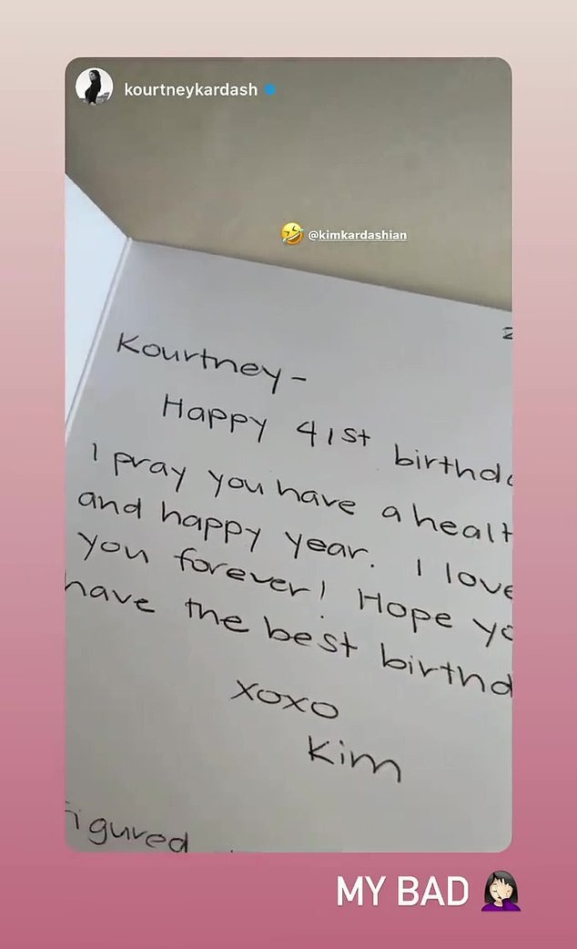 Kim Kardashian percebeu o engano no cartão de aniversário que enviou a Kourtney  (Foto: Reprodução / Instagram)