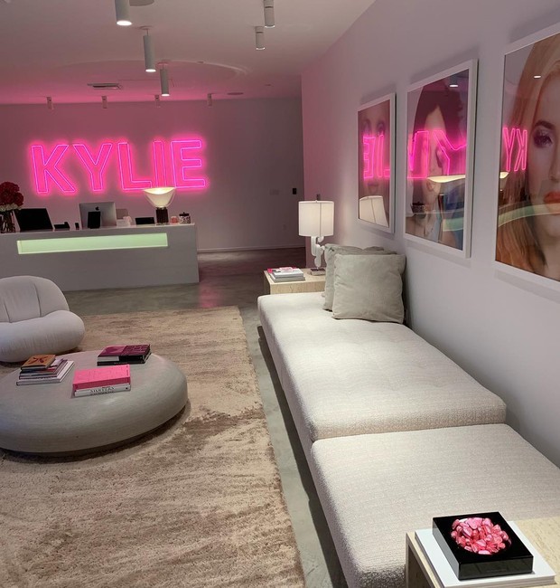 Foto x Caitlyn Jenner do escritório de Kylie Jenner (Foto: Reprodução / Instagram)