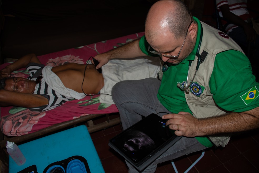 Atendimentos médicos foram feitos por todos os locais que os voluntários passaram.  — Foto: Luiz Felipe Mendes