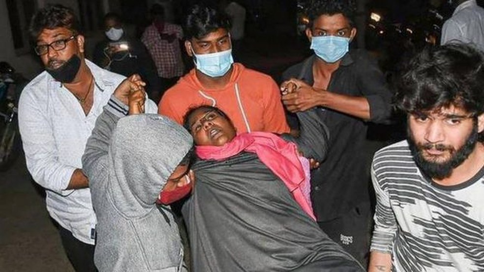 Centenas de pessoas foram hospitalizadas na Índia por causa de doença misteriosa — Foto: PTI
