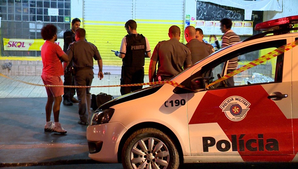 Vítima correu e caiu em frente a um mercado (Foto: Reprodução/TV Fronteira)