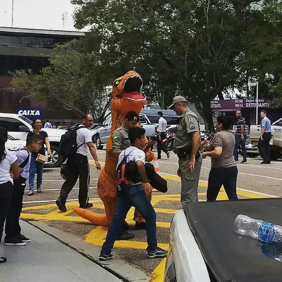 Dinossauro fez uma visita no quartel da PM de Rio Branco e foi recebido pelos militares (Foto: Matheus Castro/Arquivo pessoal)