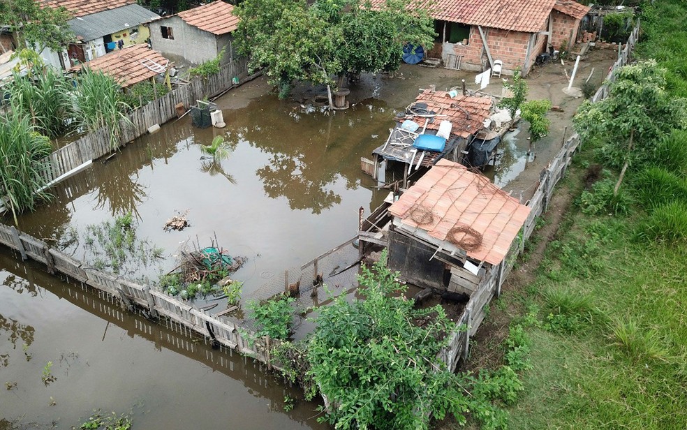 Cheia do rio Miranda, em Miranda (MS), fez vários moradores deixarem suas casas e buscarem abrigo com amigos e familiares (Foto: Osni Miranda/TV Morena)