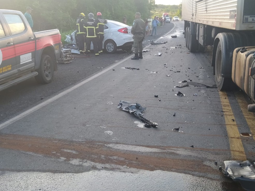 Médico morre em colisão entre carro e caminhão na BR-343, Norte do Piauí — Foto: Divulgação /PRF-PI