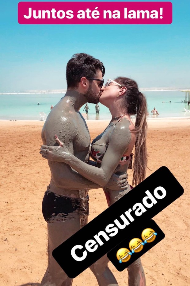 Cheios de lama, Alok e Romana Novais se beijam em Tel Aviv (Foto: Reprodução/Instagram)