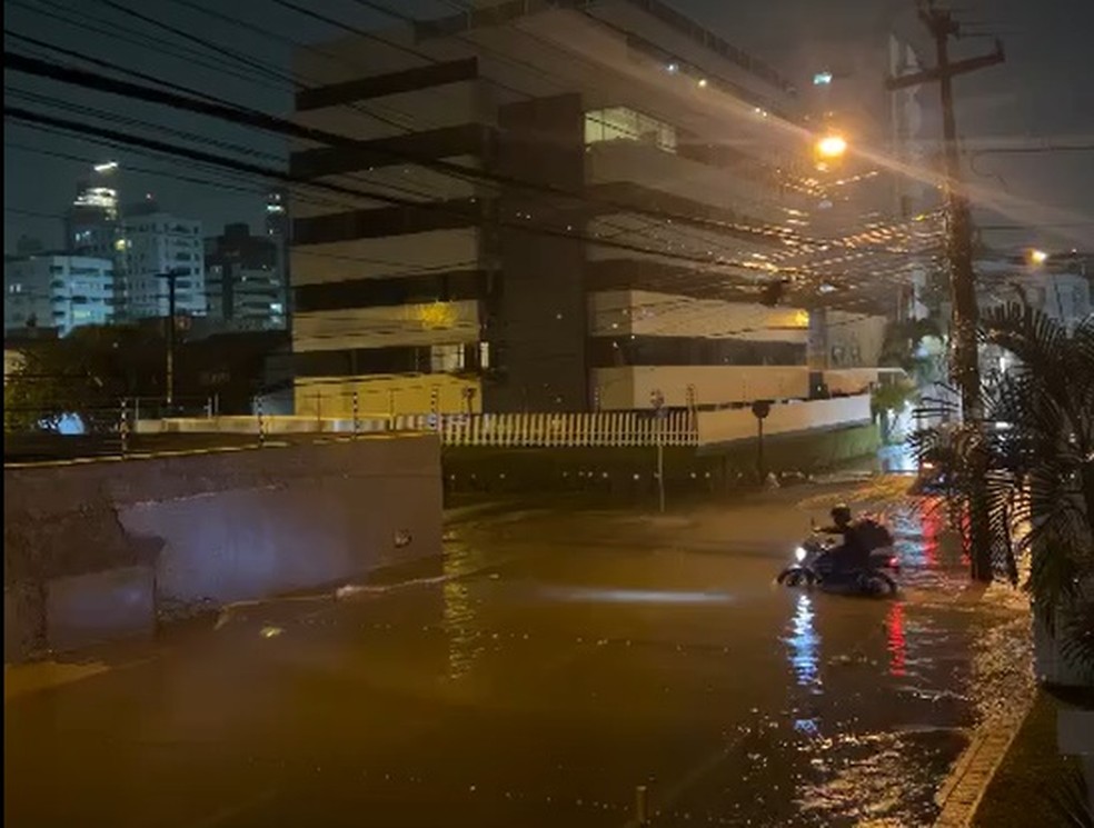 Chuva em João Pessoa deixa ruas alagadas em diferentes bairros — Foto: TV Cabo Branco/Reprodução