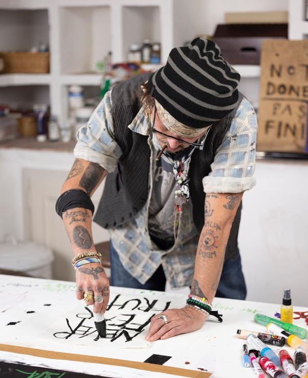 Johnny Depp lança coleção de arte digital com suas pinturas em NFT (Foto: Reprodução/Instagram @johnnydeppnft)