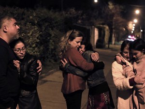 Terremoto teve reflexo em Santiago, capital do Chile, e moradoras saíram às ruas (Foto: Alejandro Ruston/AFP)