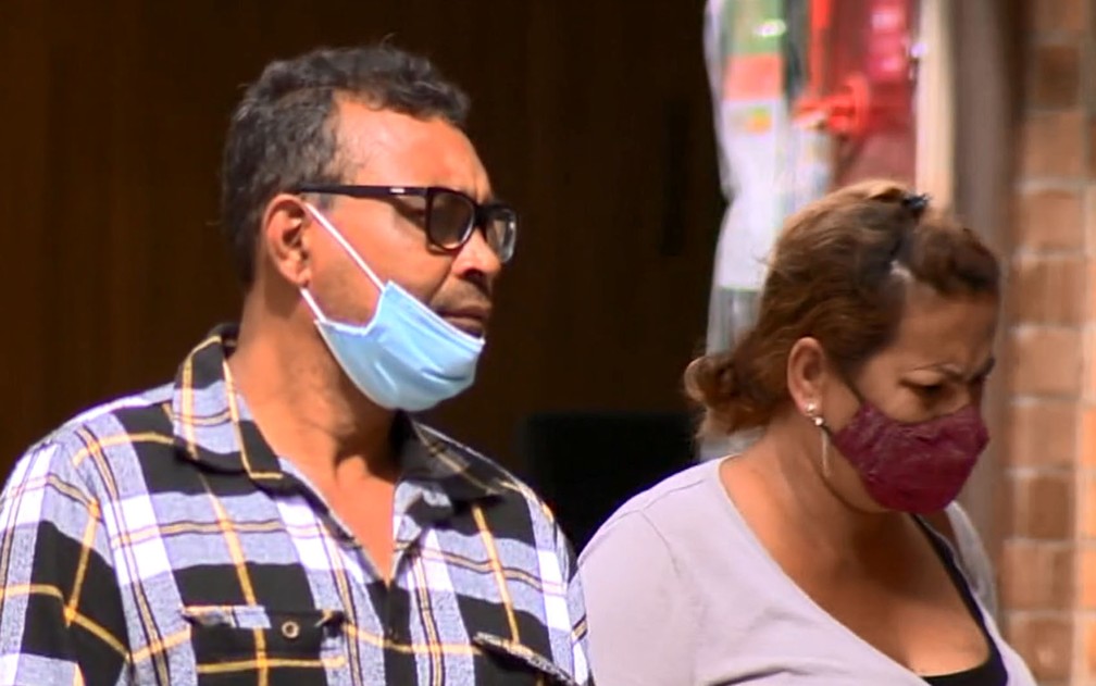 Casal no Centro de Campinas durante a pandemia do coronavírus; ela usa máscara corretamente e ele não — Foto: Reprodução/EPTV