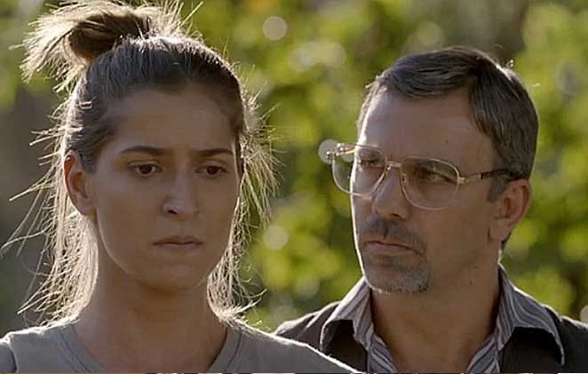 Nat (Maria Joana) procura Lobão (Marcelo Faria) e afirma que eles já podem colocar vingança em prática (Foto: SBT)