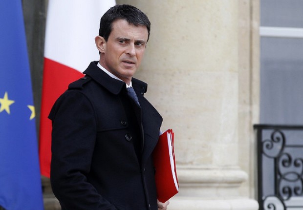 O primeiro-ministro da França, Manuel Valls, deixa o Palácio Elysee após reunião de segurança do gabinete do presidente François Hollande (Foto: Thierry Chesnot/Getty Images)