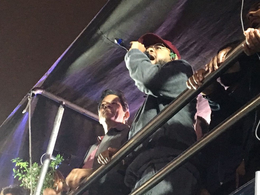 Haddad e o rapper Emicida durante comÃ­cio no Largo da Batata, em SÃ£o Paulo â?? Foto: Glauco AraÃºjo/G1