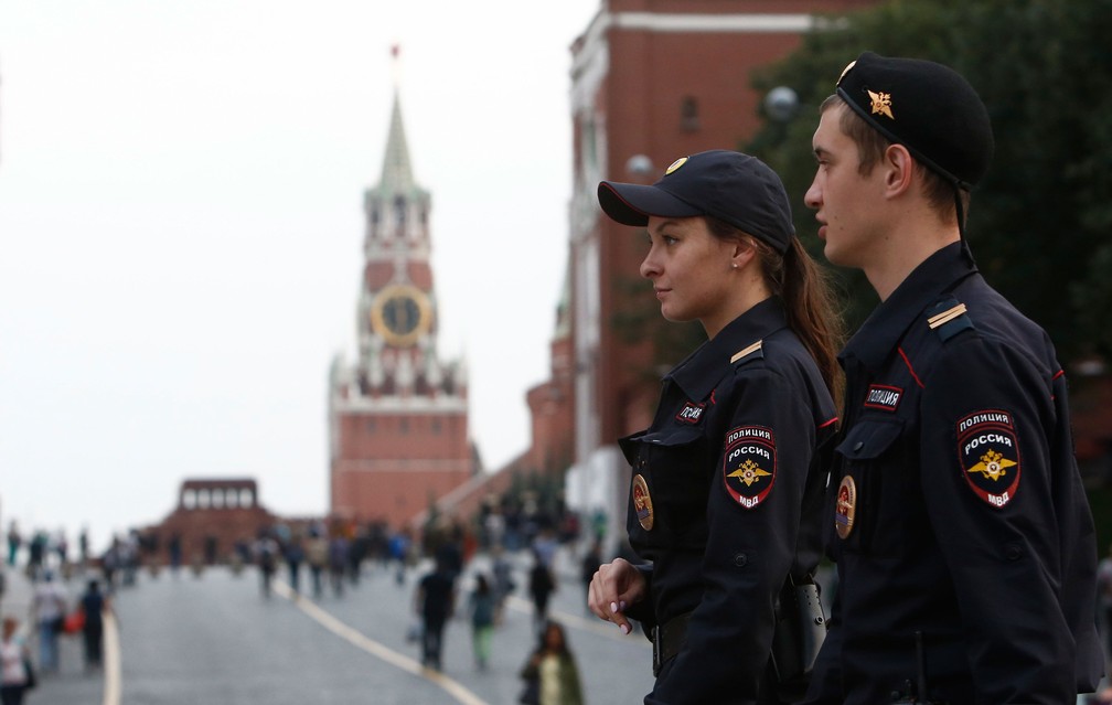 Policiais patrulham Praça Vermelha, em Moscou, nesta quarta-feira (13)  (Foto: Sergei Karpukhin/ Reuters)