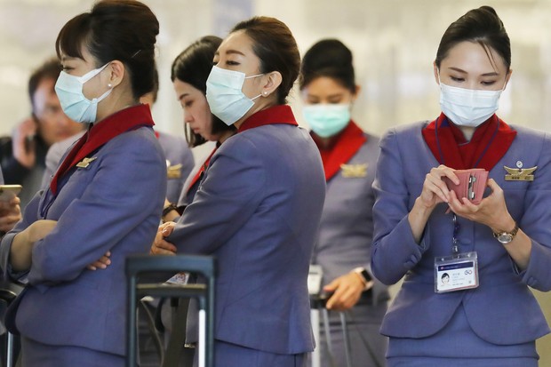 Tripulação da China Airlines usa máscara de proteção (Foto: Getty Images)