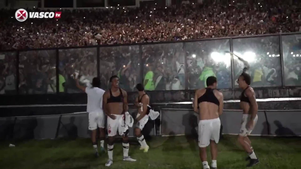 Veja os bastidores da festa do Vasco após a vitória sobre o Bahia pela Série B