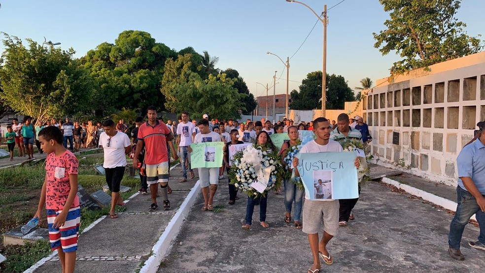 Familiares e amigos de garoto de 11 anos morto por policiais pediram justiça no enterro da vítima — Foto: Victor Silveira/TV Bahia