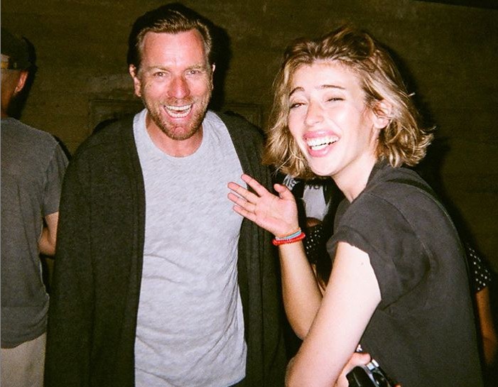 Ewan McGregor e sua filha, Clara, no set do filme 'Bolo de Aniversário' (Foto: Instagram)