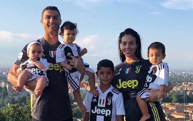 Cristiano Ronaldo com os filhos e a noiva, Georgina (Foto: Reprodução/Instagram)