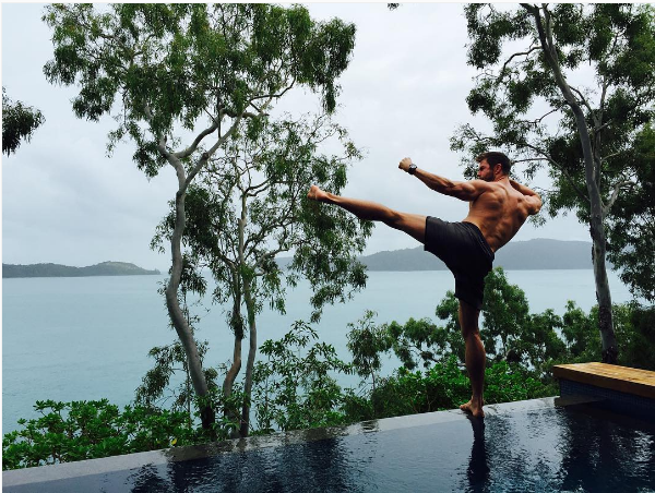 O ator Chris Hemswroth em treinamento na piscina de um hotel (Foto: Instagram)