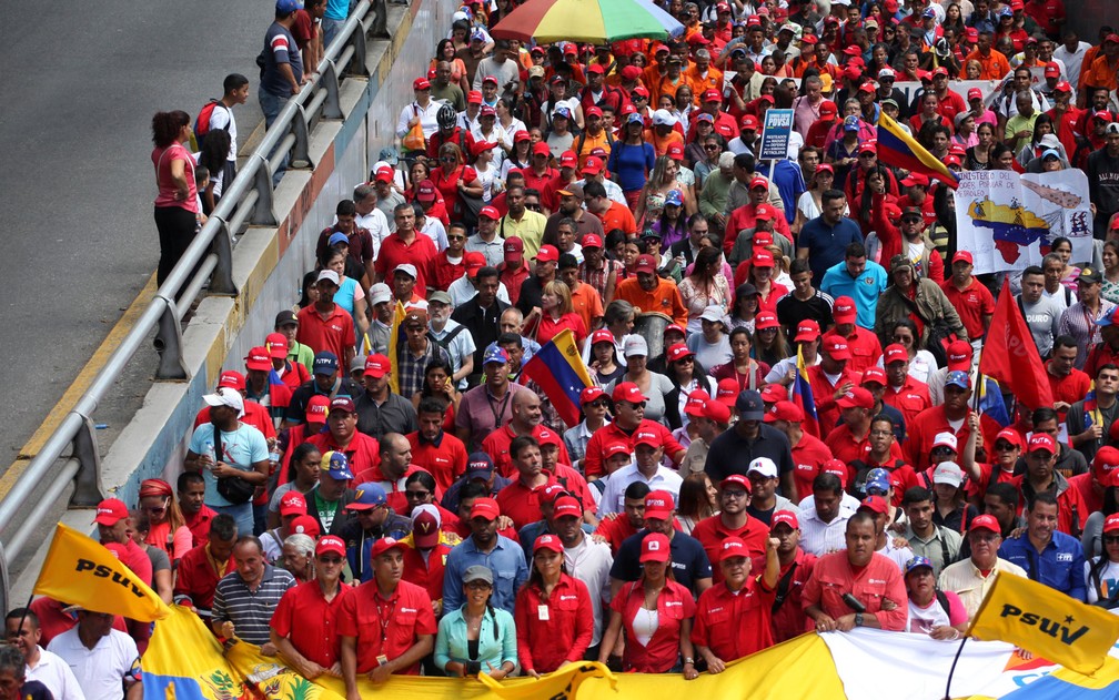 Funcionários da petroleira estatal PDVSA participam de manifestação a favor do presidente da Venezuela, Nicolás Maduro, em Caracas, na quinta-feira (31) — Foto: Reuters/Fausto Torrealba