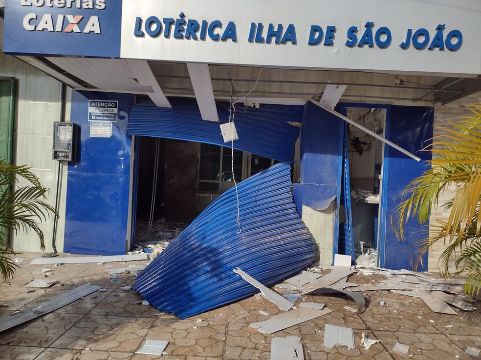 Casa lotérica é explodida em Simões Filho, região metropolitana de Salvador — Foto: Cid Vaz/TV Bahia