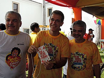 Secretário de Saúde, Antônio Figueira, o ministro Chioro e o senador Humberto Costa, no Galo da Madrugada (Foto: Luna Markman / G1)