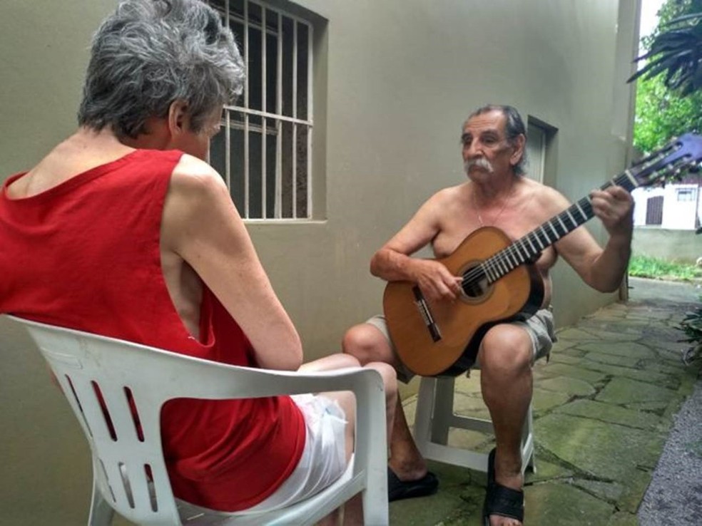 LÃºcio conta que Sueli costuma chorar durante boa parte do dia, mas fica em silÃªncio para ouvi-lo se apresentar: Foto de serenata viralizou â Foto: Arquivo Pessoal