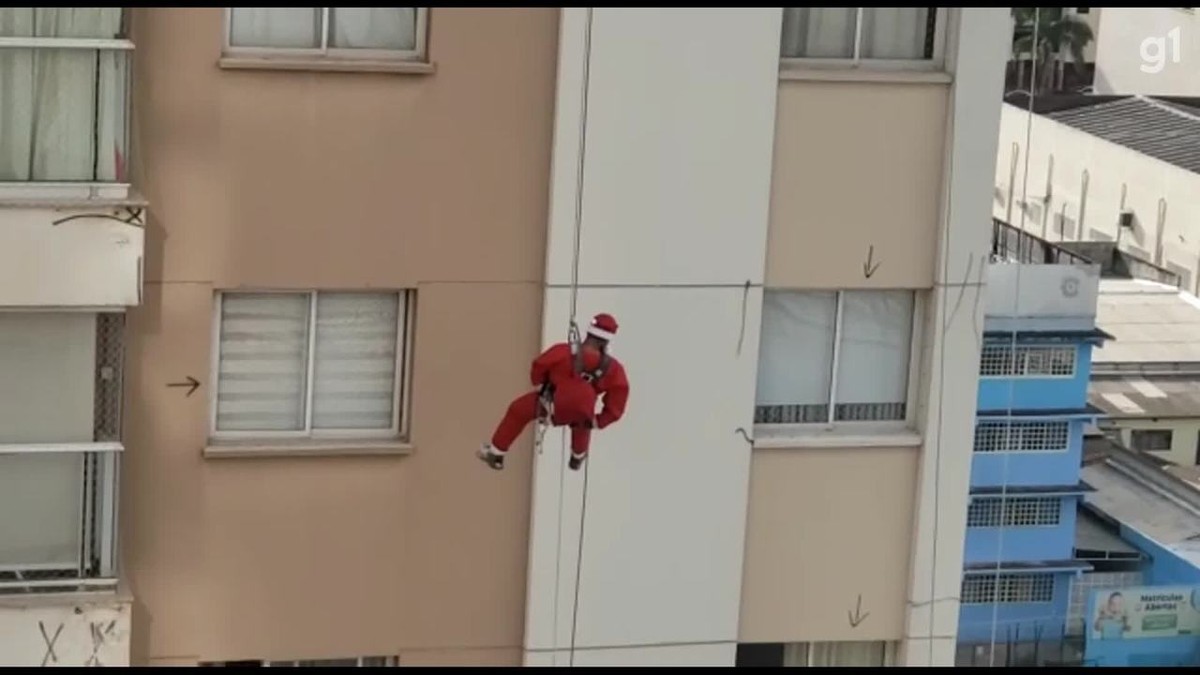 Papai Noel radical desce de prédio de rapel para presentear crianças no DF | Distrito Federal | G1
