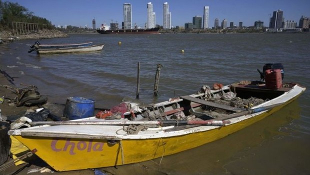 BBC- Muitos pescadores vivem do que pescam no rio Paraná (Foto: Getty Images via BBC)